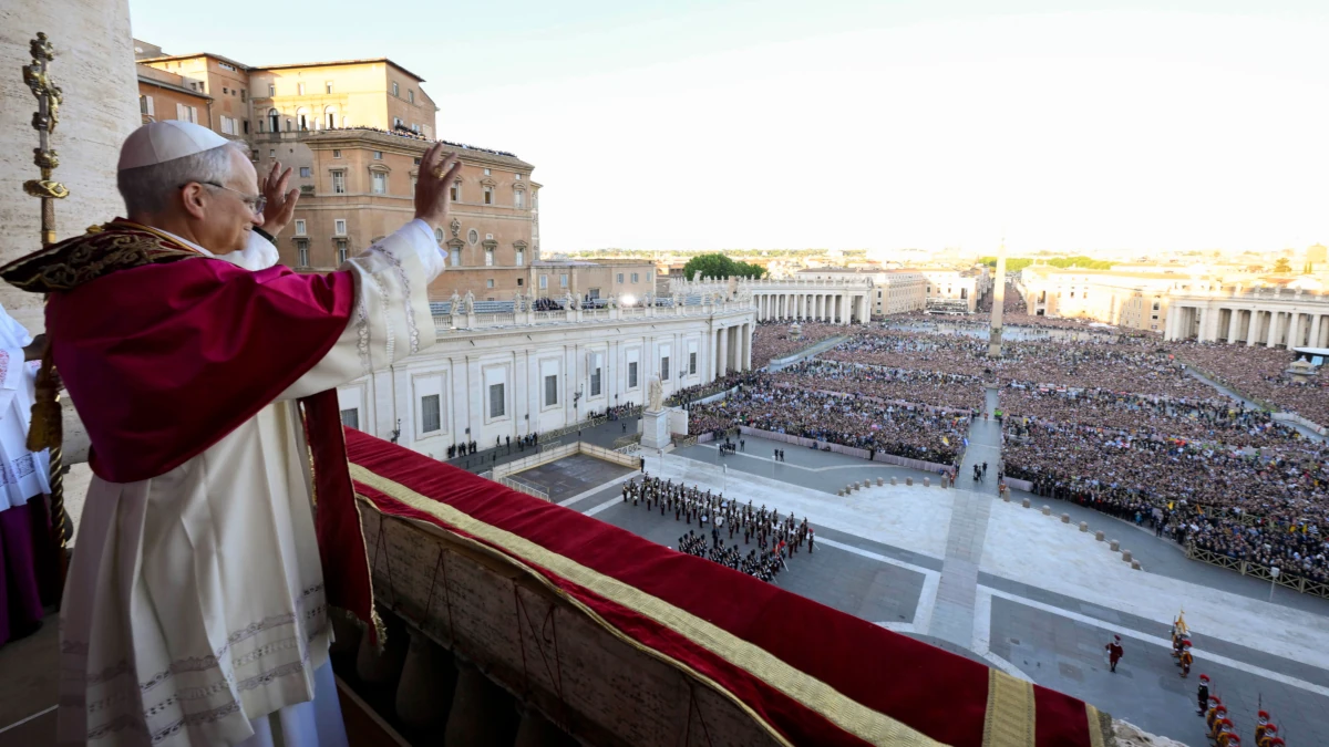 Il saluto di papa Leone XIV ai fedeli accorsi in piazza San Pietro per la sua elezione, 8 maggio 2025 (foto Ansa)