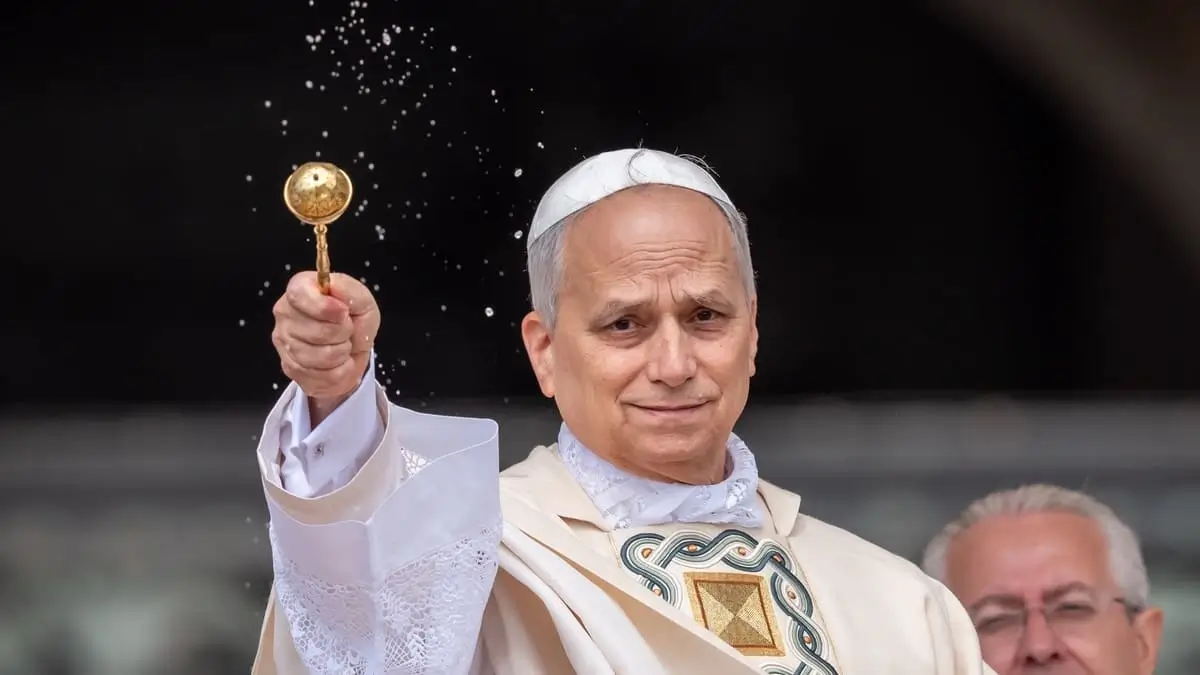 Papa Leone XIV benedice i fedeli durante la Messa di intronizzazione in Piazza San Pietro, 18 maggio 2025 (foto Ansa)
