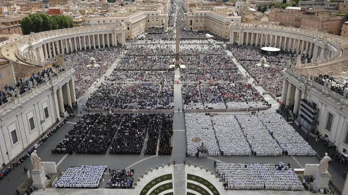 Piazza San Pietro, cerimonia di insediamento di Leone XIV, 18 maggio 2025 (Foto Ansa)