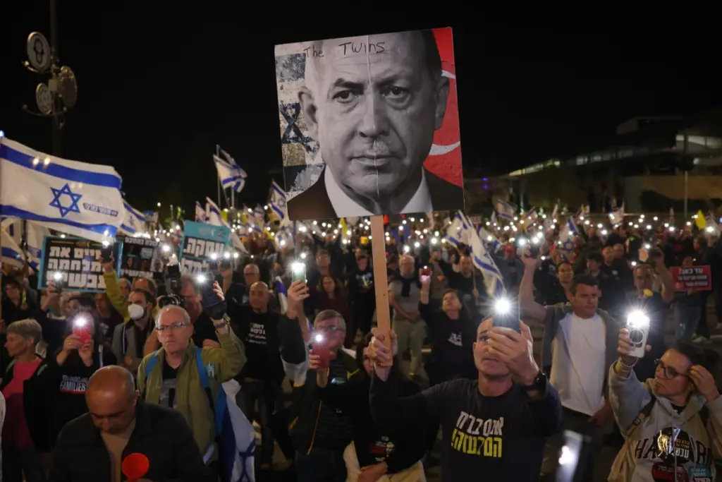 Protesta a Gerusalemme il 31 marzo scorso contro il primo ministro Benjamin Netanyahu e per la liberazione degli ostaggi israeliani ancora nelle mani di Hamas (foto Ansa)