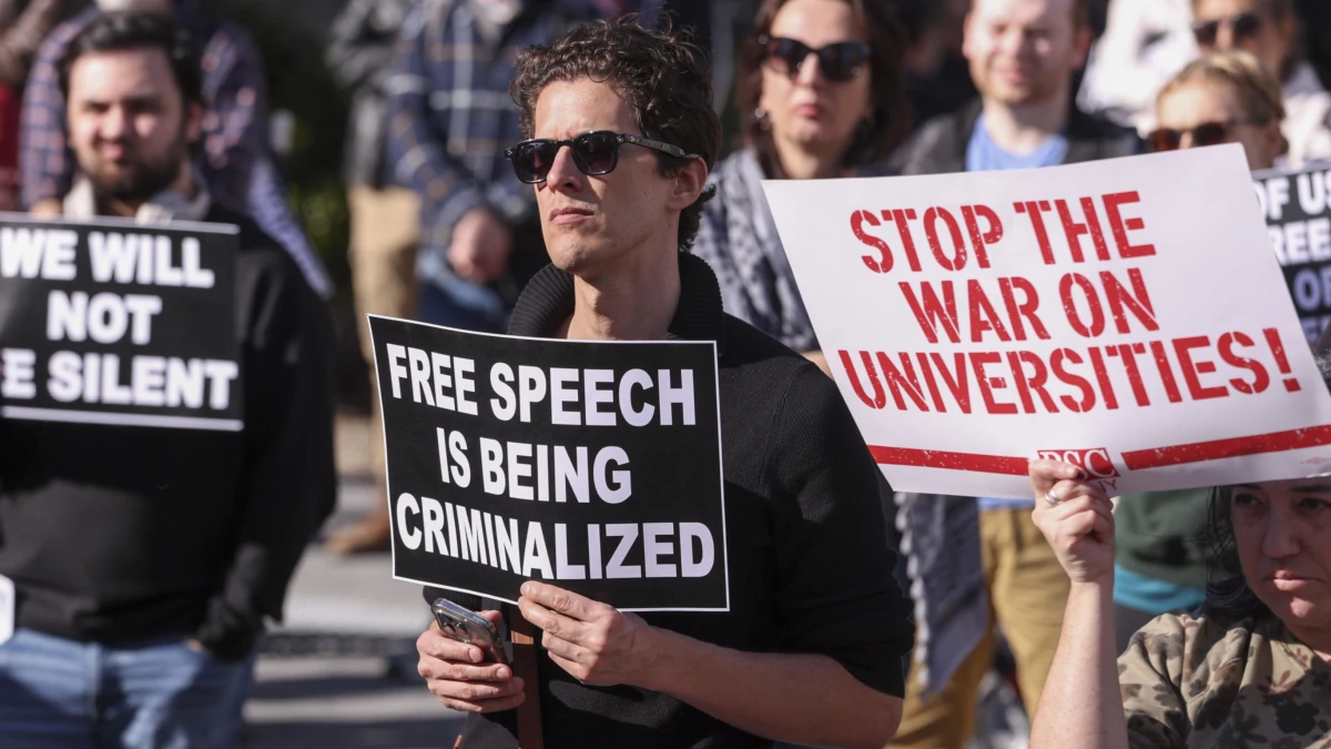 Protesta a New York contro il taglio dei fondi a Harvard e altre università americane (foto Ansa)