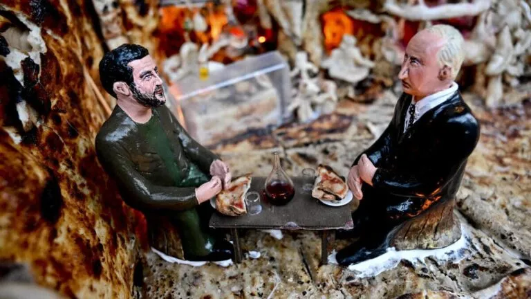 Vladimir Putin e Volodymyr Zelensky a colloquio in un presepe artistico a Napoli