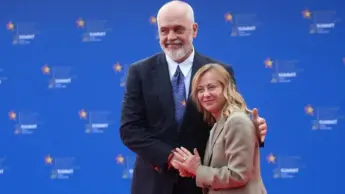 Sui clandestini, tutti copiano il “modello Albania” di Meloni