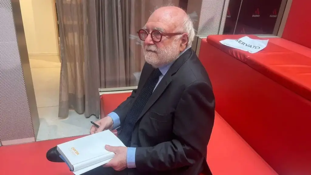 Renato Farina durante il firmacopie a termine dell'evento (foto tempi)