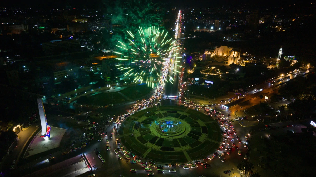 Festa a Damasco per la fine delle sanzioni imposte alla Siria dagli Stati Uniti nel 2011 contro il regime di Bashar al-Assad, 14 maggio 2025 (foto Ansa)