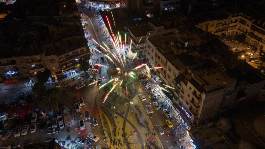 Festeggiamenti a Idlib, in Siria, dopo l'annuncio della fine delle sanzioni americane da parte di Donald Trump