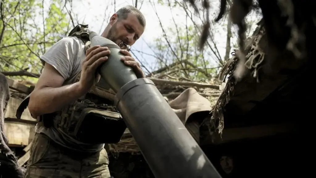 Un soldato dell'esercito ucraino in una trincea a difesa della regione di Donetsk