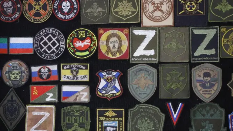 Insegne russe trasferite dai militari ucraini alla collezione del Museo di Storia dell'Ucraina