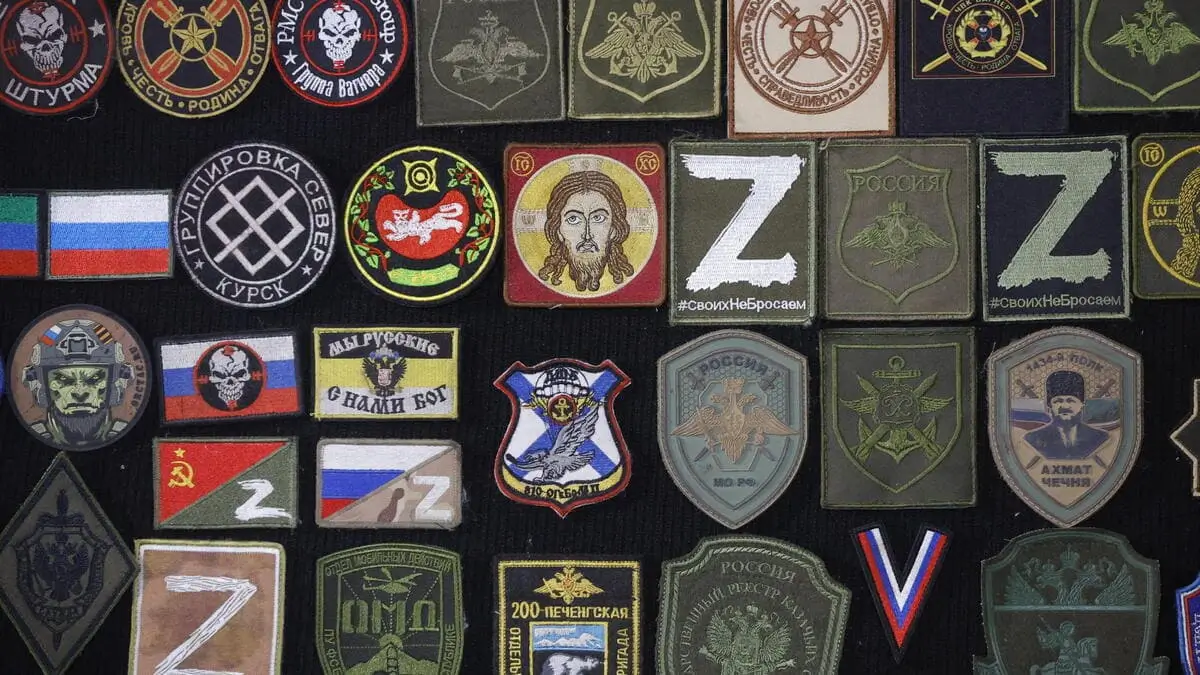 Insegne russe trasferite dai militari ucraini alla collezione del Museo di Storia dell'Ucraina