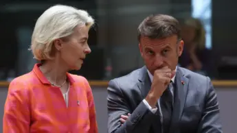 Da Macron a Von der Leyen, chi cavalca la furia forcaiola si prepari alla gogna