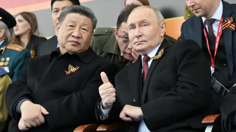 Xi Jinping e Vladimir Putin assistono assieme alla parata militare sulla Piazza Rossa in occasione dell’80esimo Giorno della Vittoria, Mosca, 9 maggio 2025 (foto Ansa)