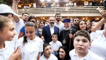 Il frontale tra Pashinyan e il suo “papa” che può spaccare l’Armenia