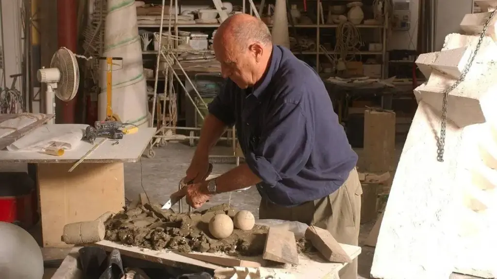 Arnaldo Pomodoro nel suo studio milanese, 15 luglio 2003 (foto Ansa)