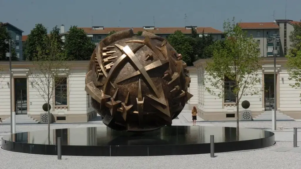 La "Sfera di San Leo" di Arnoldo Pomodoro, situato presso l'Istituto Negri a Milano dal 2009 (foto Ansa)