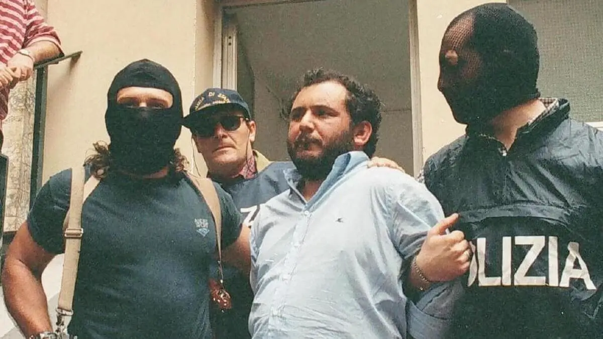 Giovanni Brusca condotto in carcere a Palermo dopo la sua cattura, il 21 maggio 1996 (Foto Ansa)