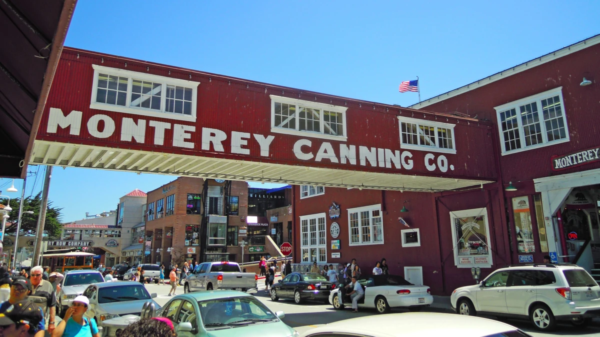 L’industria delle sardine in Cannery Row divenuta grazie a John Steinbeck il simbolo e la principale attrazione turistica della città di Monterey, California (foto