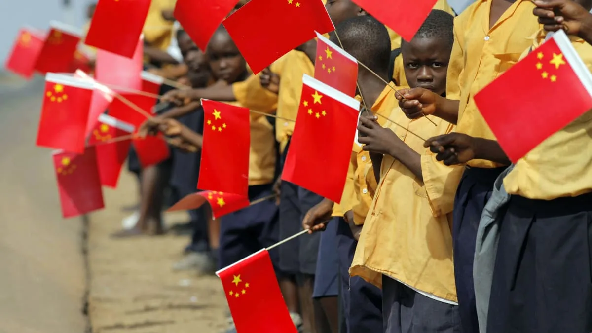 Bambini in Liberia sventolano la bandiera della Cina