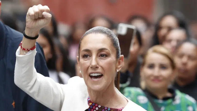 L’esultanza della presidente messicana Claudia Sheinbaum mentre si reca al seggio per votare alle prime elezioni giudiziarie della storia del paese, Città del Messico, 1 giugno 2025 (foto Ansa)