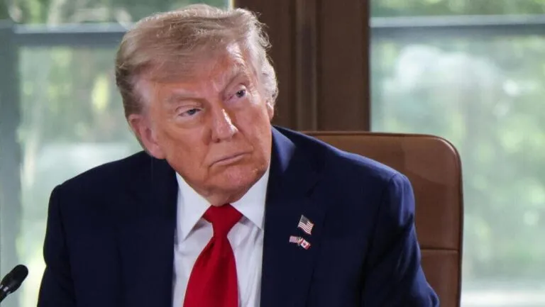 Trump si fa trascinare in guerra da Israele. «L’Iran si arrenda o interveniamo»