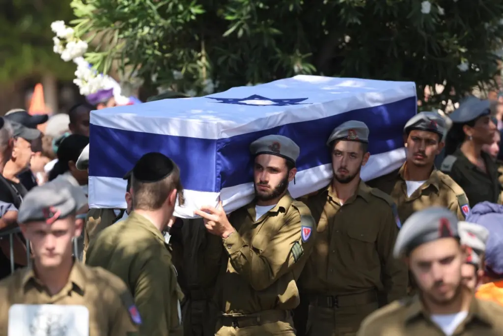 Funerale di un soldato israeliano rimasto ucciso durante uno scontro con Hamas nella Striscia di Gaza, Ashkelon, 25 giugno 2025 (foto Ansa)