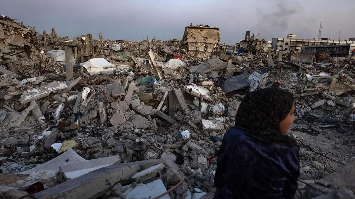 Una bambina osserva la distruzione nel campo profughi di Jabalya nella Striscia di Gaza