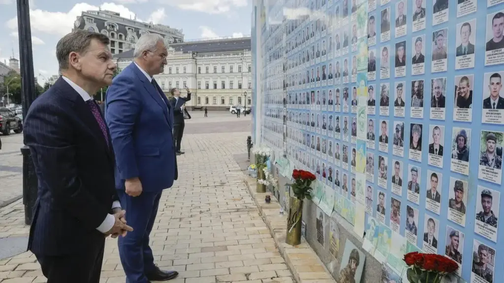 Il ministro degli Esteri tedesco, Johann Wadephul, fa visita a Kiev all'omologo ucraino Andrij Sybiha