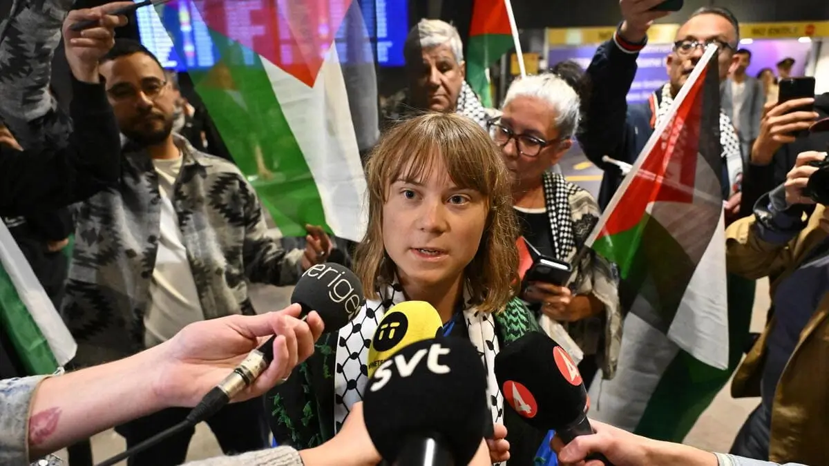 Greta Thunberg accerchiata dai giornalisti all'arrivo all'aeroporto Arlanda di Stoccolma