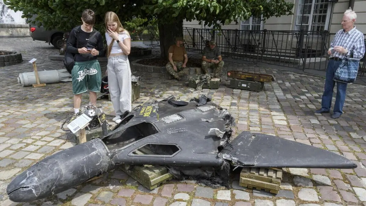 L'Ucraina mette in mostra a Leopoli parte delle armi con cui la Russia attacca il paese