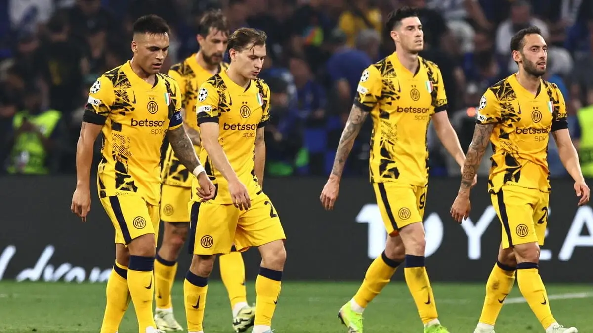 Giocatori dell'Inter lasciano il campo durante l'intervallo della finale di Champions League contro il PSG a Monaco di Baviera (foto Ansa)