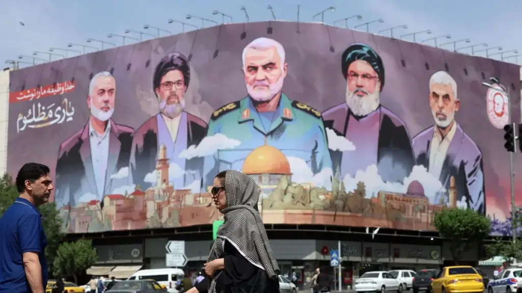 Un cartellone di propaganda a Teheran, capitale dell'Iran, esalta i leader dell'Asse della resistenza: il defunto comandante della Forza Quds dei Pasdaran, Qasem Soleimani (al centro), di fianco a lui gli ex leader di Hezbollah, Hasan Nasrallah e Hashem Safieddine, agli estremi i defunti leader di Hamas, Ismail Haniyeh e Yahya Sinwar