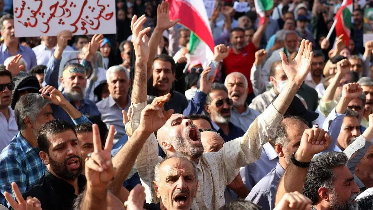 Iraniani manifestano contro gli Stati Uniti e Israele a Teheran, Iran, 22 giugno 2025 (foto Ansa)