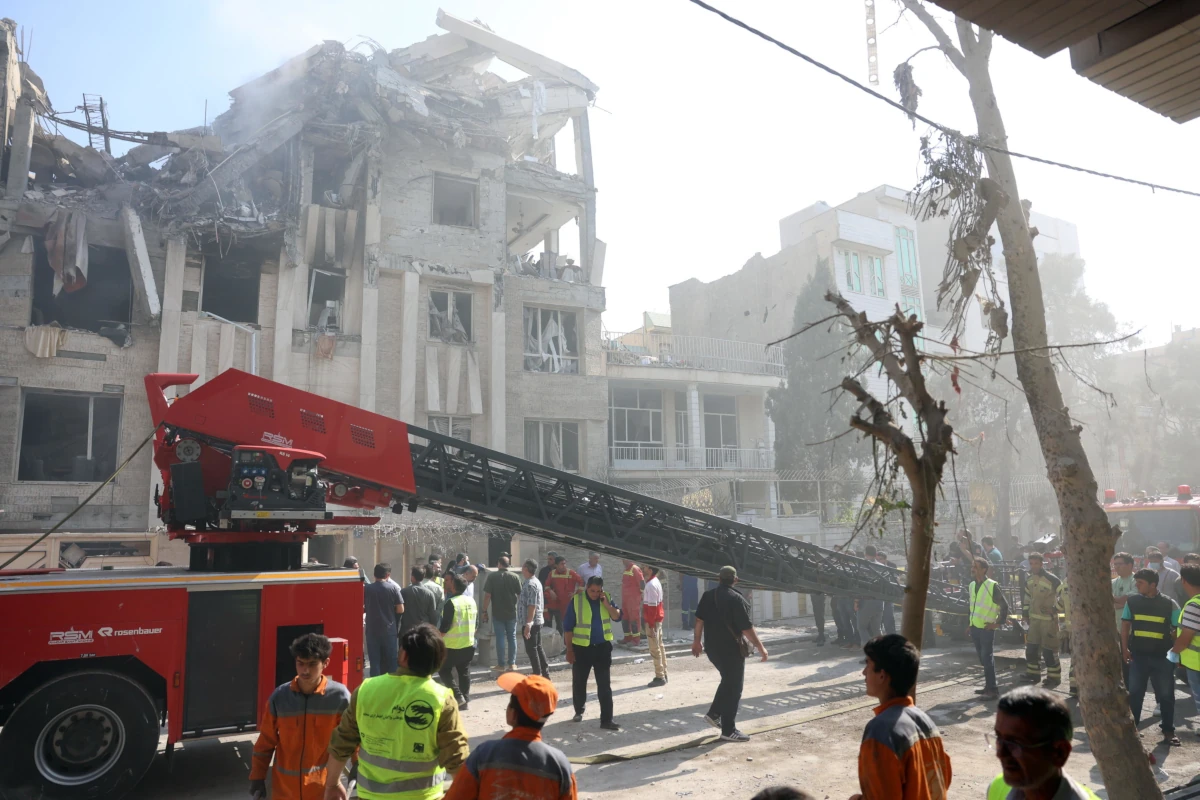 Un edificio colpito dai bombardamenti aerei israeliani a Teheran Tehran, Iran, 13 giugno 2025 (foto Ansa)