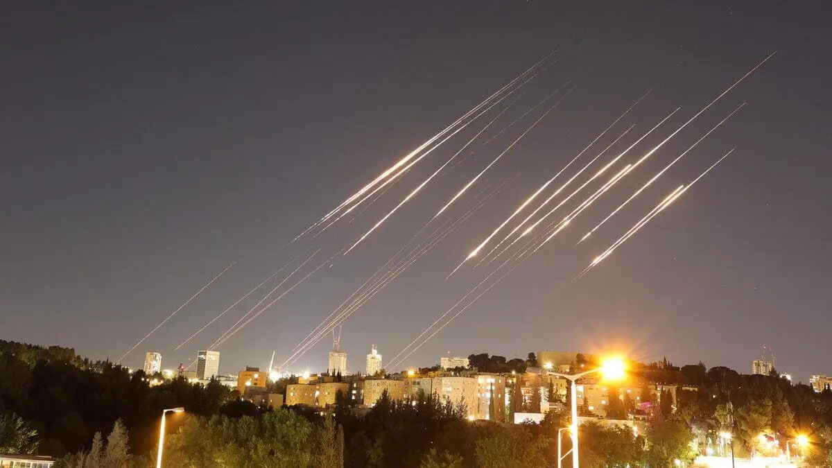 Una pioggia di missili lanciati dall'Iran si abbatte su Israele