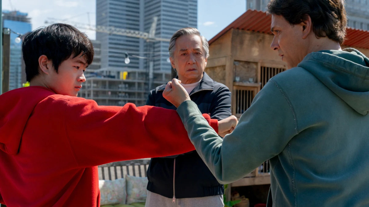 Fotogramma del film “Karate Kid: Legends” di Jonathan Entwistle con Ralph Macchio e Jackie Chan