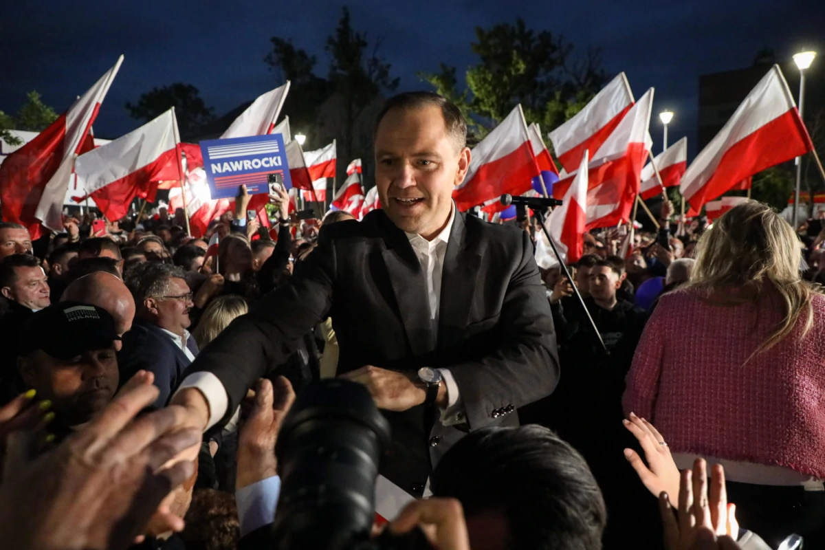 Il presidente eletto della Polonia Karol Nawrocki tra i suoi sostenitori durante un comizio a Lapy il 30 maggio scorso (foto Ansa)