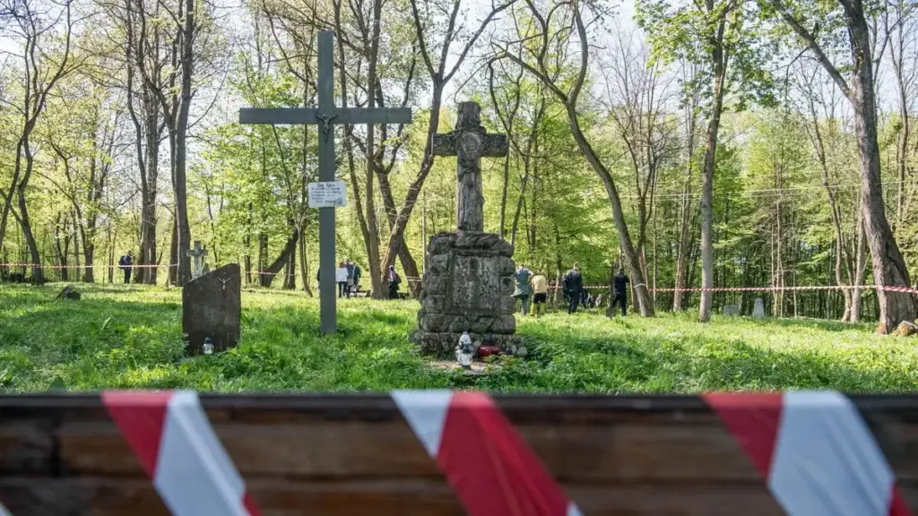Archeologi polacchi presso il sito di esumazione nel villaggio di Sadove, Ucraina, 24 aprile 2025 (Foto Ansa)