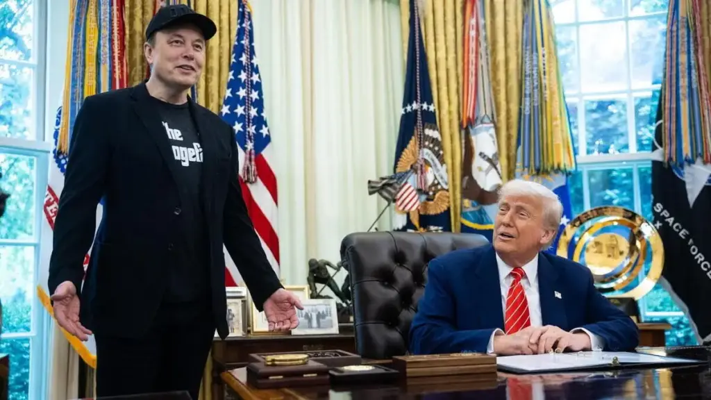 Elon Musk e Donald Trump nello Studio Ovale alla Casa Bianca, 30 maggio 2025 (Foto Ansa)