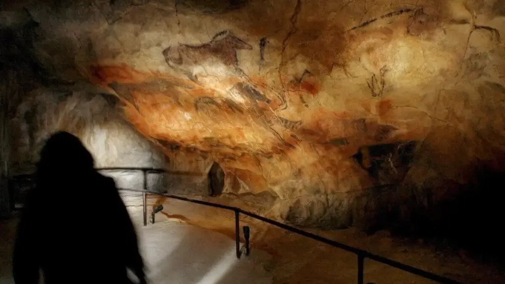 Una copia delle pitture rupestri paleolitiche della Cueva de Tito Bustillo a Ribadesella, Spagna (Foto Ansa)
