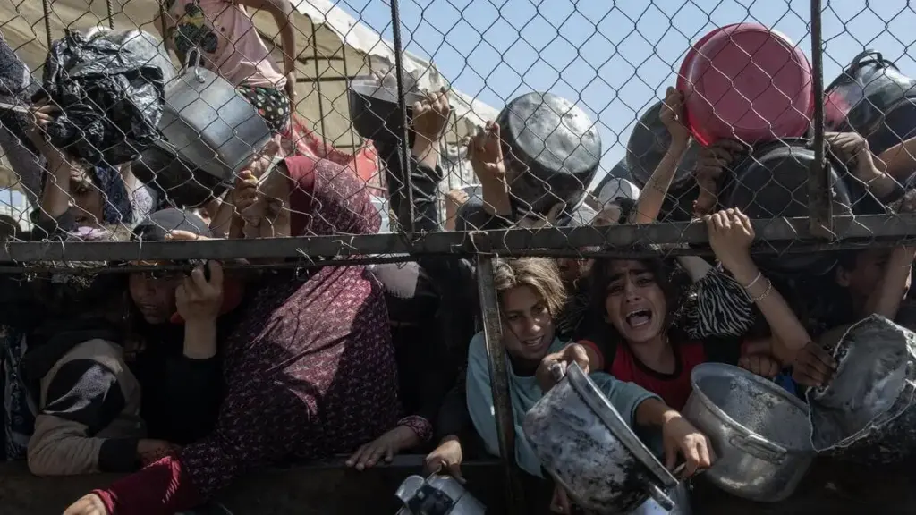 Palestinesi si ammassano a Khan Younis per ricevere aiuti umanitari