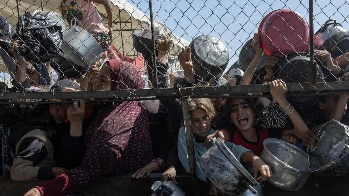 Palestinesi si ammassano a Khan Younis per ricevere aiuti umanitari