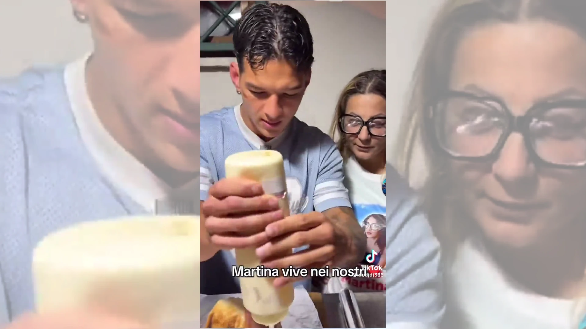 Una scena del video del tiktoker che prepara per la mamma di Martina Carbonaro un panino intitolato alla figlia, uccisa a soli 14 anni dall’ex fidanzato il 27 maggio scorso