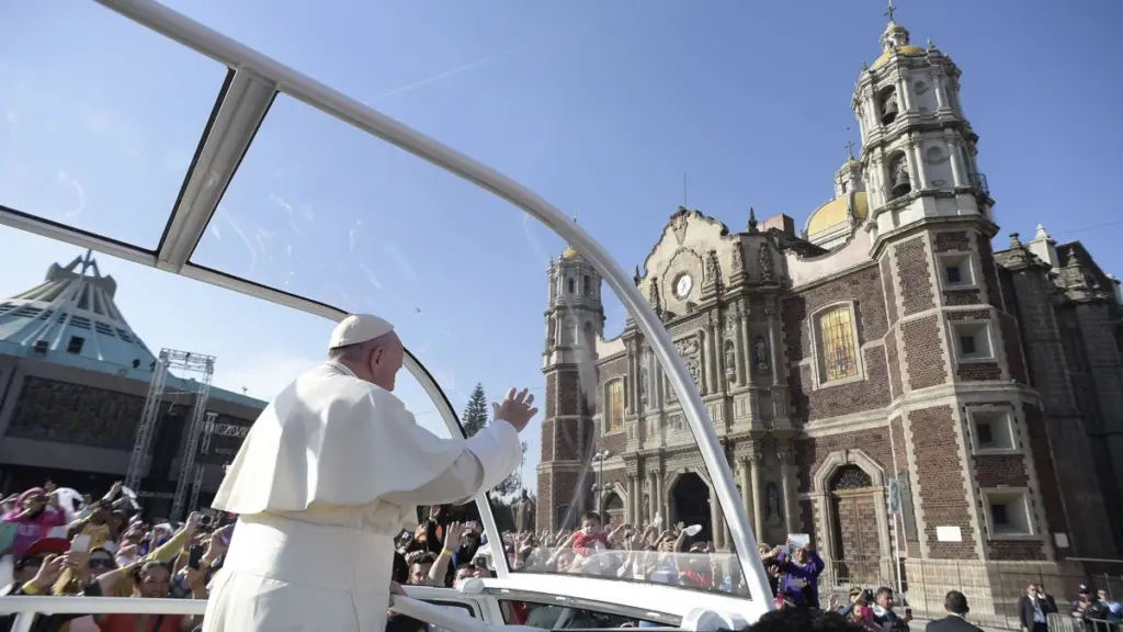 Papa Francesco tra la folla davanti alla Basilica della Vergine di Guadalupe, Città del Messico, 14 febbraio 2016 (foto Ansa)