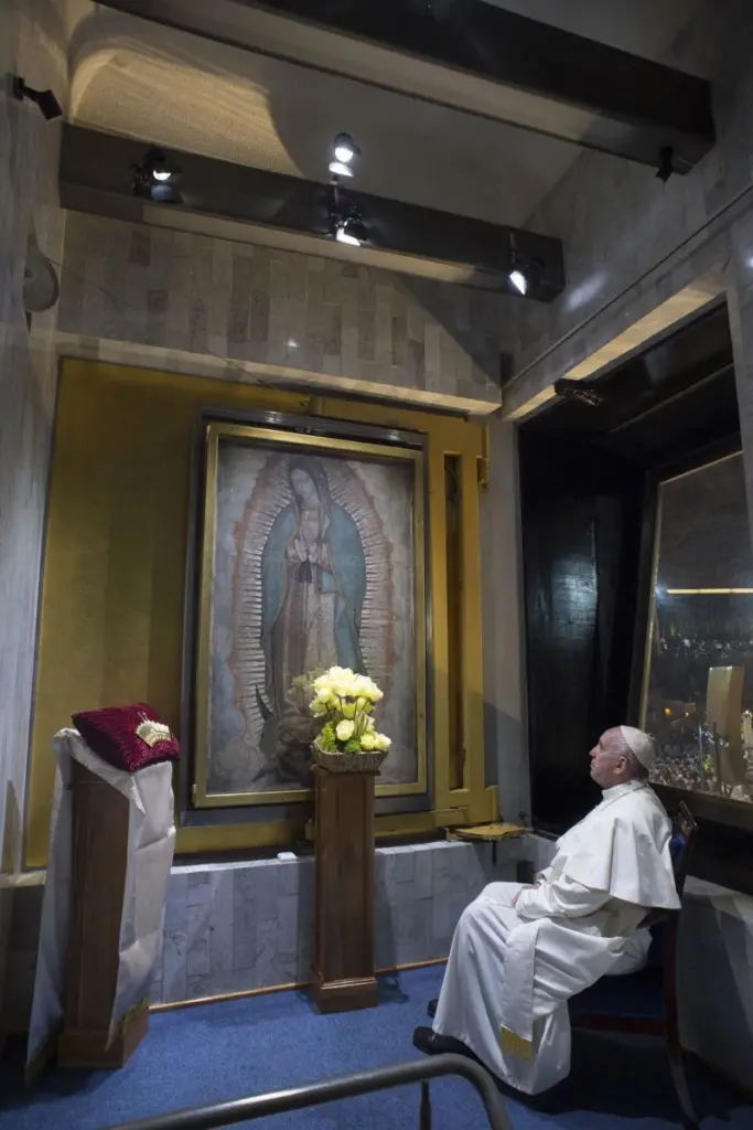 Preghiera davanti all’immagine della Vergine di Guadalupe, Città del Messico, 13 febbraio 2016 (foto Ansa)