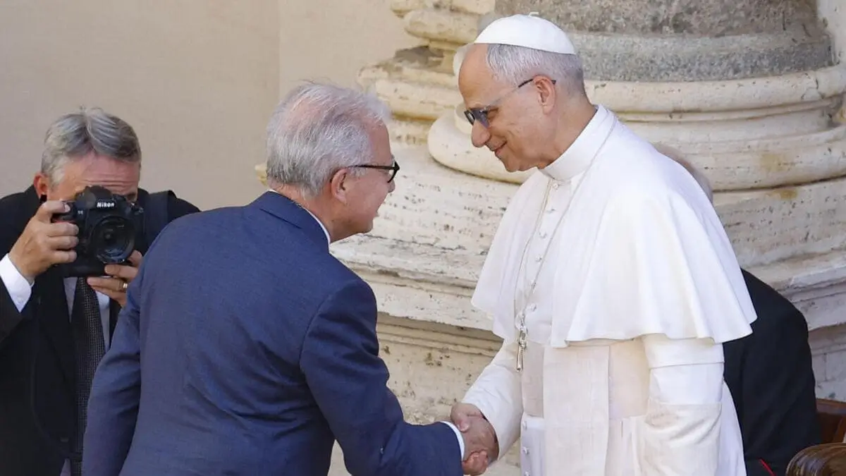 Il sottosegretario alla Presidenza del Consiglio dei ministri con delega alle politiche antidroga Alfredo Mantovano saluta Papa Leone XIV durante l'udienza in Vaticano per la Giornata mondiale contro le droghe,26 giugno 2025 (foto Ansa)