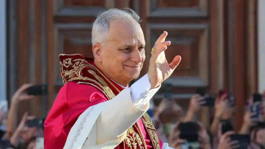 Leone XIV saluta i fedeli davanti alla Basilica di Santa Maria Maggiore