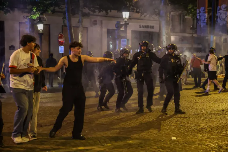 La polizia alle prese con i disordini scoppiati a Parigi e in altre città della Francia dopo la vittoria della Champions League da parte del Psg il 31 maggio scorso (foto Ansa)