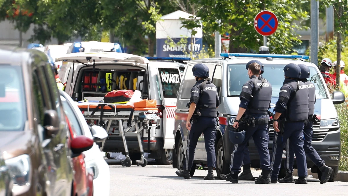 Polizia e personale medico davanti alla scuola Dreierschützengasse a Graz, Austria, dove il 10 giugno scorso un ex alunno ha aperto il fuoco facendo almeno 11 vittime e diversi feriti gravi (foto Ansa)