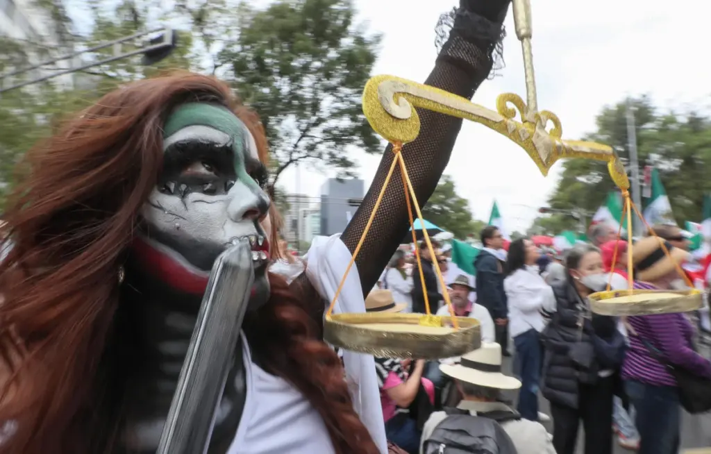 Protesta davanti alla sede del Senato a Città del Messico nel settembre scorso contro la riforma proposta dall’allora presidente Andrés Manuel López Obrador (Amlo) per introdurre l’elezione diretta dei giudici di ogni ordine e grado, compresi i 9 membri della Corte suprema (foto Ansa)