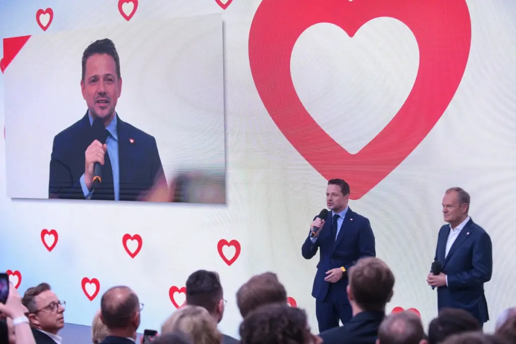 Il sindaco di Varsavia Rafał Trzaskowski (a sinistra nella foto) nell’aprile scorso a Varsavia con Donald Tusk, primo ministro e leader del partito Piattaforma civica che lo ha scelto come candidato alle elezioni presidenziali polacche (foto Ansa)