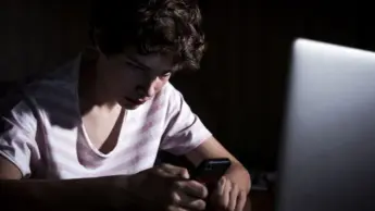 Il porno a portata di clic ha traumatizzato la Gen Z
